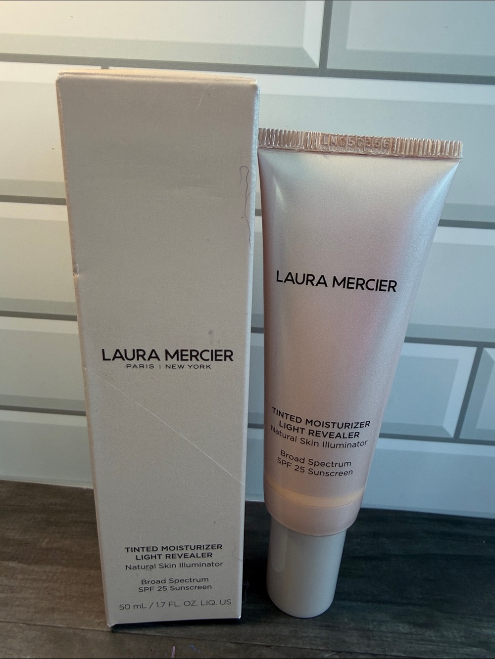 laura mercier Tinted Moisturizer Light Revealer - Pale Pink Pearlescent